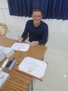 Dr. Pascal Paldino在證書上簽名